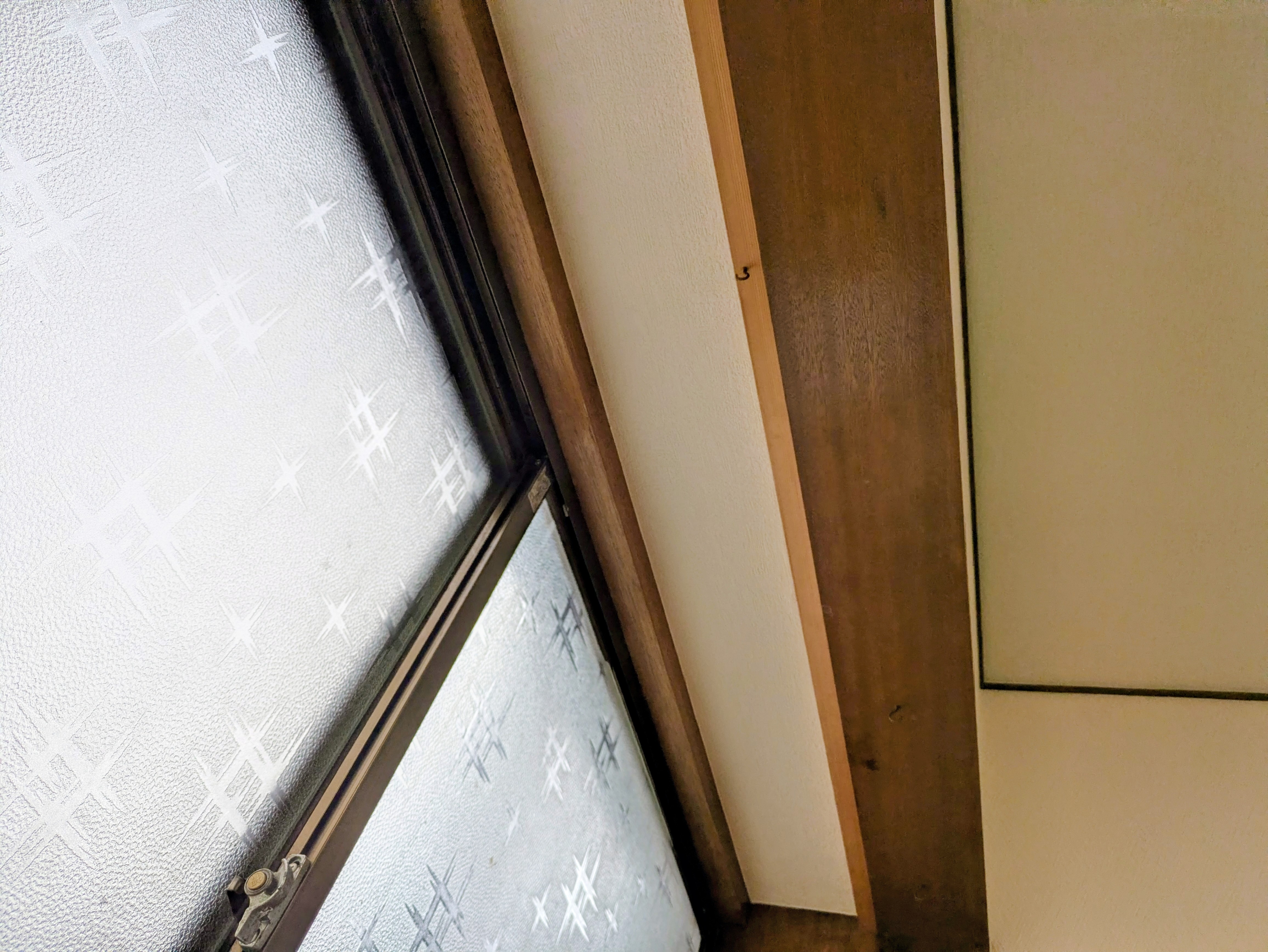 インプラス施工前玄関窓枠内