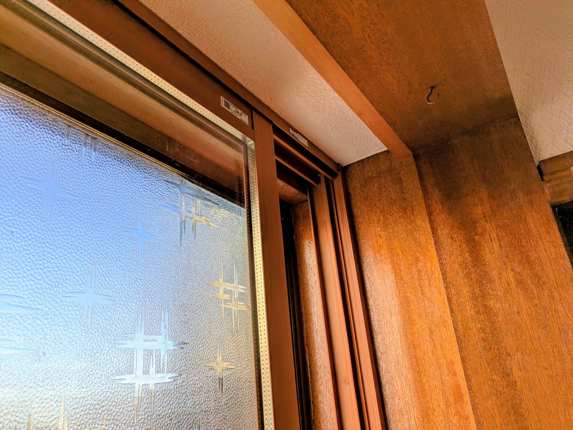 インプラス施工後玄関窓枠内