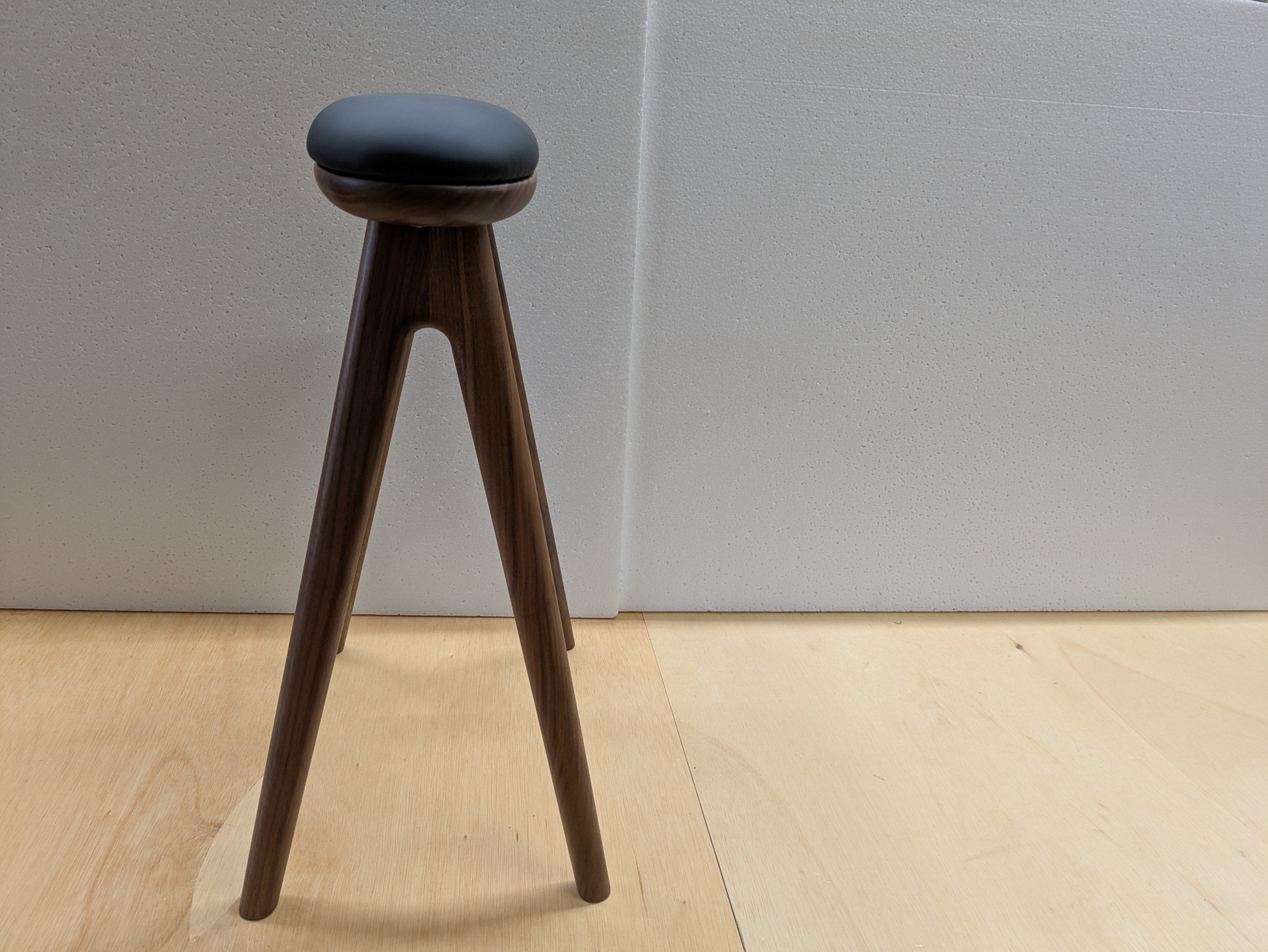 SC338H58ウォールナット合皮黒真横