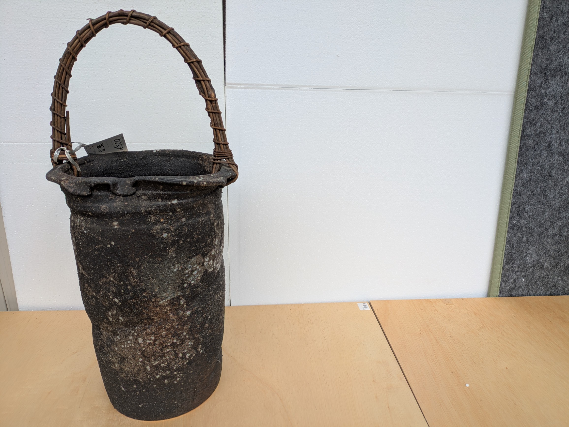 信楽焼傘立て古窓　正面