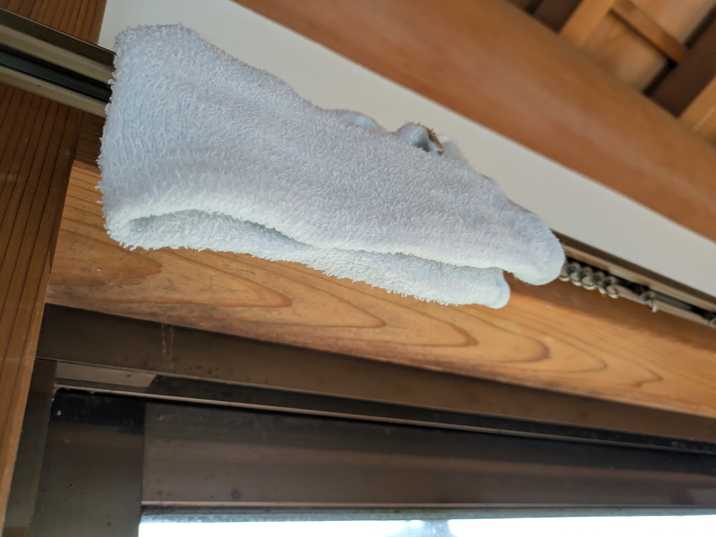 カーテンレール掃除