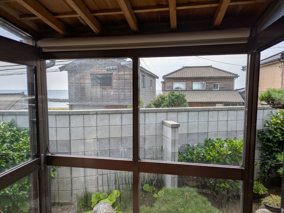 風除室ロールスクリーン上げ状態